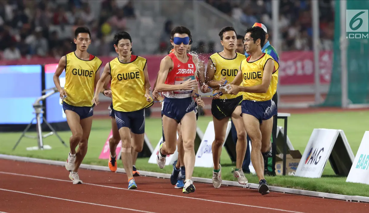 Pelari 5000 meter putra kategori T11 Asian Para Games 2018 saat laga final di SUGBK, Jakarta, Jumat (12/10). Tugas pemandu kategori T11 adalah mendampingi pelari utama mengarahkan kakinya agar bisa melaju cepat. (Liputan6.com/Helmi Fithriansyah)