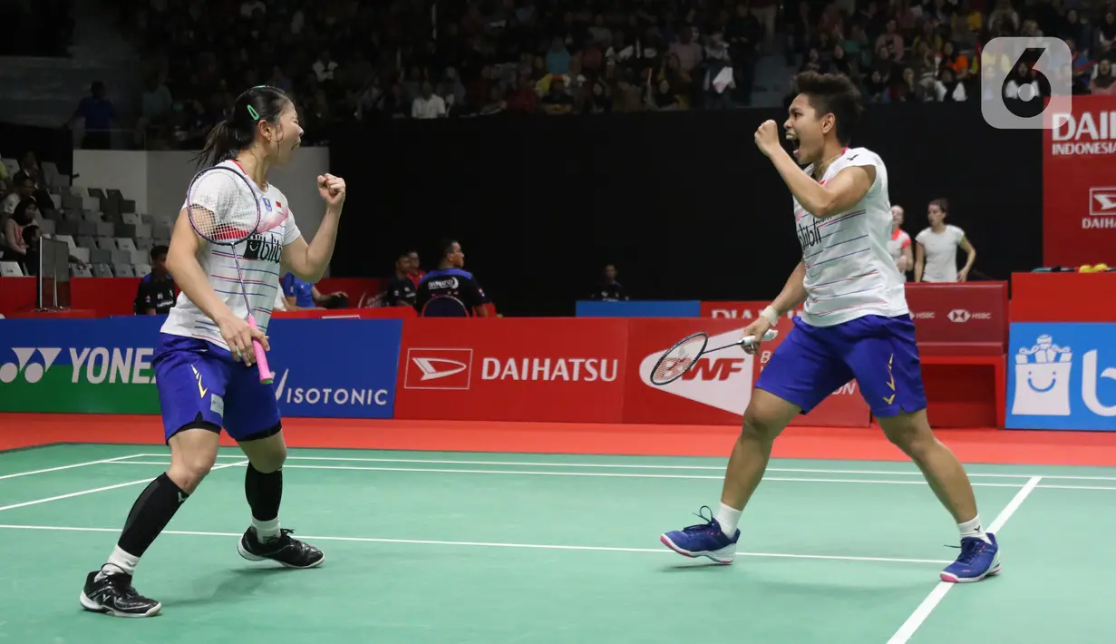 Pebulutangkis Indonesia, Greysia Polii/Apriyani Rahayu saat melawan Liu Xuan Xuan/Xia Yu Ting (China) pada babak pertama ganda puteri Indonesia Masters 2020 di Istora GBK, Jakarta, Rabu (15/1/2020). Greysia Polii/Apriyani Rahayu unggul 22-24, 21-17, 21-15. (Liputan6.com/Helmi Fithriansyah)