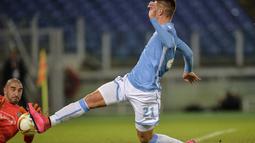 Pemain Lazio Sergej Milinkovic-Savic (R) berebut bola dengan kiper St Etienne's  Stephane Ruffier dalam Laga Liga Europa UEFA antara Lazio vs Saint Etienne di Stadion Olympic Roma, Jumat(2/10/2015). Lazio menang tipis 3-2. AFP Photo / Andreas Solaro