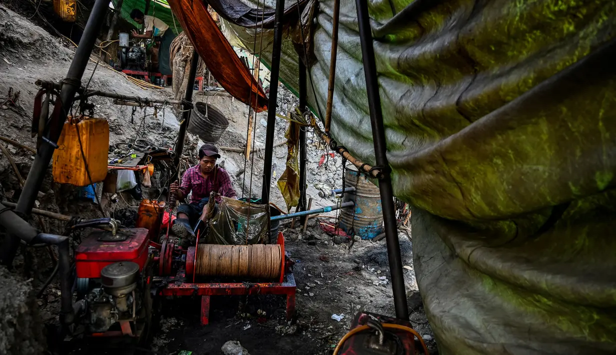 Pekerja mengoperasikan mesin saat melakukan pengeboran di sumur minyak ilegal di Minhla, Myanmar, 10 Maret 2019. Para pekerja dapat mengebor hingga satu kilometer ke dalam tanah. (Ye Aung THU/AFP)