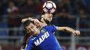 Bek AC Milan, Gustavo Gomez berebut bola dengan bek Sassuolo, Francesco Acerbi pada lanjutan liga Italia di San Siro, Milan (3/9). AC Milan menang dramatis atas Sassuolo dengan skor 4-3. (AFP Photo/Marco Bertorello)