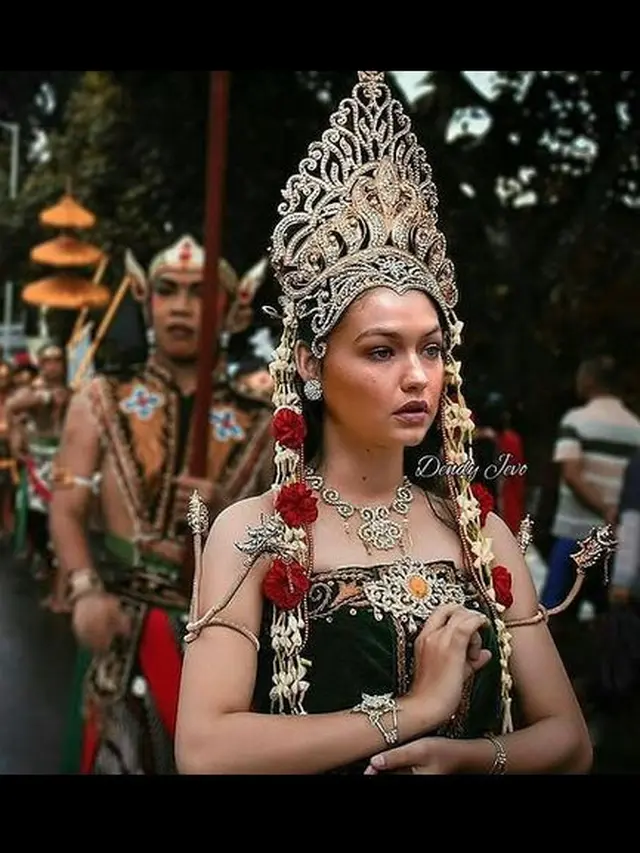 6 Editan Foto Seleb Dunia Pakai Busana Pengantin Adat Jawa, Kelewat Unik