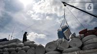 Aktivitas pekerja saat bongkar muat kapal di Pelabuhan Sunda Kelapa, Jakarta, Senin (29/11/2021). Kementerian Perdagangan mencatat nilai neraca perdagangan Indonesia mengalami surplus tertinggi sepanjang sejarah yaitu sebesar 30,81 miliar USD pada Januari-Oktober 2021. (merdeka.com/Iqbal S. Nugroho)