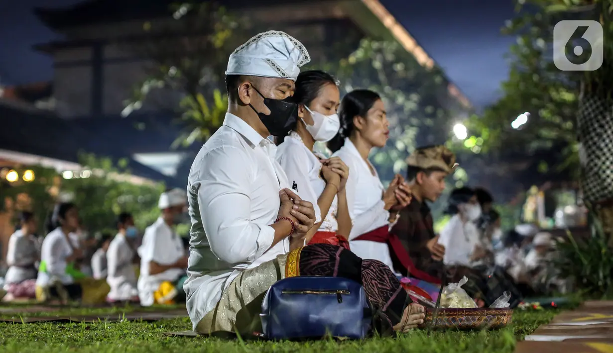 Umat Hindu Bali saat merayakan Hari Raya Galungan di Pura Amerta Jati, Jalan Punak, Pangkalan Jati, Cinere, Depok, Jawa Barat, Rabu (8/6/2022). Hari Raya Galungan merupakan hari merayakan kemenangan kebaikan (Dharma) melawan kejahatan (Adharma). (Liputan6.com/Johan Tallo)