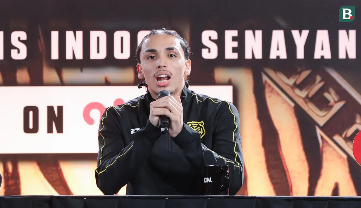 Petarung Malaysia, Putra Abdullah, saat jumpa pers Byon Combat Showbiz Vol. 6: Indonesia vs Malaysia II di Tennis Indoor Senayan, Jakarta, Jumat (21/11/2025). (Bola.com/M Iqbal Ichsan)