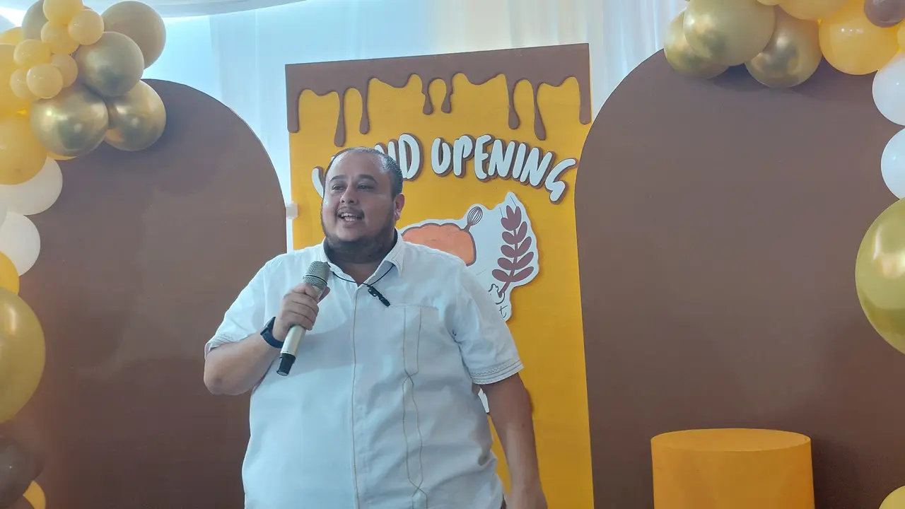 Roti Keset Condet Buka Outlet Ketujuh di Kemang, Ajak Fadil Jaidi Seru-seruan Jadi Kasir