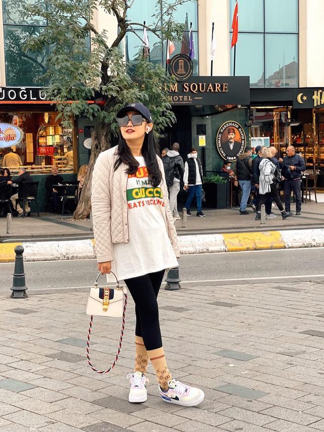 7 Potret Oline Mendeng Saat Liburan Ke Luar Negeri Ini Tampil Menawan