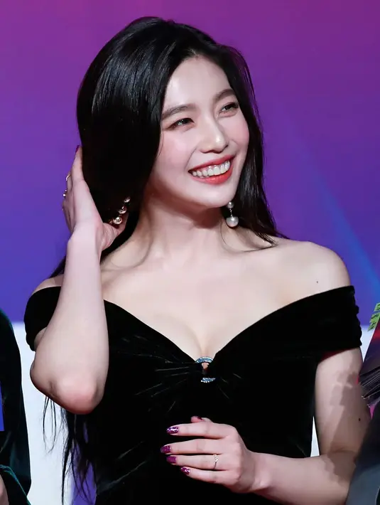 Nama Joy diberikan oleh instruktur pelatihannya karena ia punya senyum yang cerah. Memang di mana Joy berada, selalu ada keceriaan di sekitarnya. (Foto: koreaboo.com)