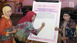 Dirjen Kesehatan Masyarakat MQIH Kirana Pritasari bersiap menandatangani pemanfaatan buku KIA untuk memenuhi hak kesehatan ibu dan anak saat Workshop Advokasi Pemanfaatan Buku KIA, Jakarta, Rabu (19/9). (Liputan6.com/HO/Reza)
