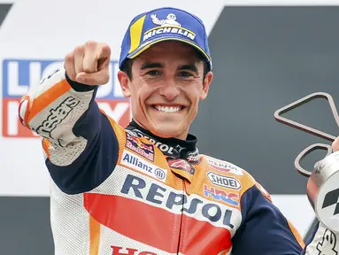 Senyum bahagia Marc Marquez usai menjuarai MotoGP Jerman 2021 di Sirkuit Sachsenring, Minggu (20/6). Bagi Marquez, itu adalah podium juara perdana pada musim ini sekaligus kemenangan kedelapan di MotoGP Jerman. (Foto: AP/DPA/Jan Woitas)