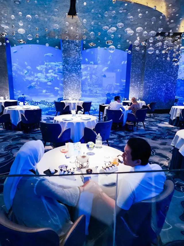 7 Potret Syahrini Liburan ke Dubai, Kamar Hotelnya di Bawah Laut