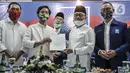 Ketua Umum PAN Zulkifli Hasan menyerahkan dokumen dukungan kepada bakal calon Wali Kota Solo Gibran Rakabuming Raka saat menggelar pertemuan di Jakarta, Rabu (12/8/2020). PAN telah resmi memberikan dukungannya kepada Gibran Rakabuming pada Pilkada Solo 2020. (merdeka.com/Iqbal Nugroho)