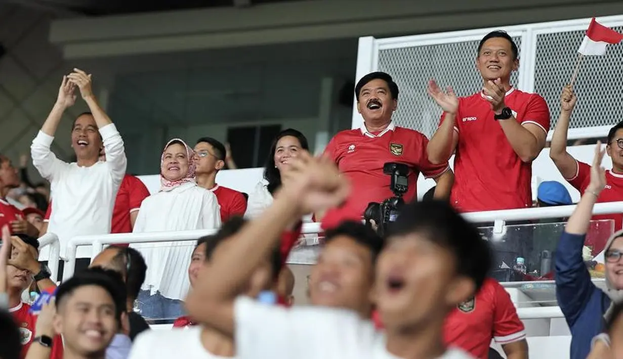AHY beserta Menteri Kabinet Indonesia Maju, mendampingi Presiden Jokowi untuk menyaksikan langsung pertandingan Timnas Indonesia versus Vietnam, di Gelora Bung Karno, Jakarta pada (21/3). [@agusyudhoyono]