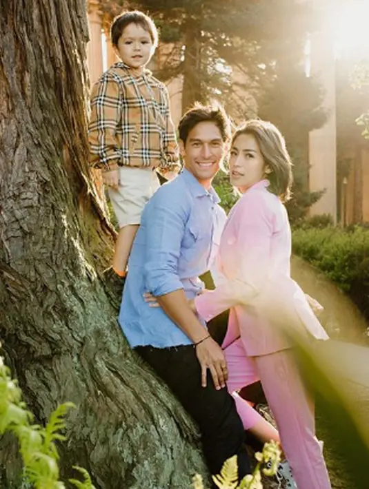 Melalui akun Instagram pribadinya, Jedar kerap memposting foto dirinya bersama Richard Kyle dan Baby El saat berlibur ke luar negeri  (Liputan6.com/IG/inijedar)