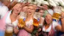 Sejumlah wanita memegang gelas berisi bir saat mengikuti festival minum bir tahunan dalam pembukaan Oktoberfest ke-182 di Munich, Jerman (16/9). Festival ini diadakan dari tanggal 16 sampai 3 Oktober 2017. (AFP Photo/dpa/Felix Hörhager/Germany Out)