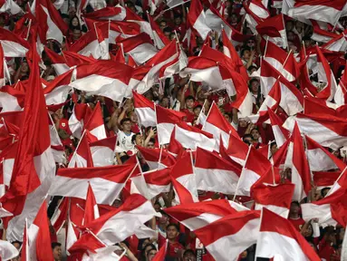 Ribuan suporter Timnas Indonesia memadati area tribun penonton Stadion Utama Gelora Bung Karno (GBK) di Jakarta, Selasa (25/3/2025). (Liputan6.com/Angga Yuniar)