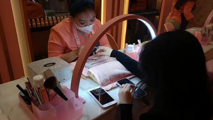 Mani Pedi hingga Lash Lift Jadi Ide Quality Time Ibu dan Anak Perempuan di Akhir Pekan