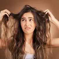 Ilustrasi rambut rusak dan kehilangan kilaunya. (c)&nbsp;PeopleImages.com/Depositphotos.com