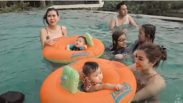 7 Momen Liburan Syahnaz Sadiqah dan Anak Kembarnya Renang di puncak