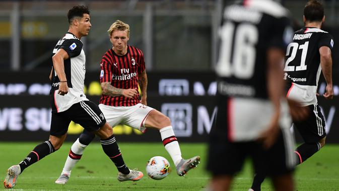 Penyerang Juventus, Cristiano Ronaldo (kiri) berebut bola dengan bek AC Milan, Simon Kjaer dalam laga giornata 31 Serie A 2019-2020 di San Siro, Rabu (8/7/2020) dini hari WIB. AC Milan sukses kalahkan Juventus 4-2.  (Miguel MEDINA / AFP)