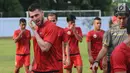 Pemain asing Persija asal Kroasia, Marko Simic (kiri) disela-sela latihan di Lapangan Sutasoma, Halim Perdanakusuma, Jakarta, Jumat (29/12). Musim lalu, Simic mengoleksi sembilan gol. (Liputan6.com/Helmi Fithriansyah)