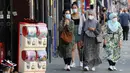 Para perempuan memakai masker di jalanan Brussel, Belgia, Rabu (12/8/2020). Penggunaan masker menjadi wajib di tempat umum di Brussel karena kasus Covid-19 naik ke tingkat kewaspadaan yang menempatkan kota itu di antara yang paling parah terkena dampak corona di Eropa. (François WALSCHAERTS/AFP)