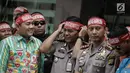 Kabid Humas Polda Metro Jaya Kombes Argo Yuwono (kedua kiri) hadir  dalam acara penandatanganan perjanjian pemberantasan dan penyalahgunaan narkoba di lingkungan artis di Mapolres Metro Jakarta Selatan, Kamis (22/2). (Liputan6.com/Faizal Fanani)