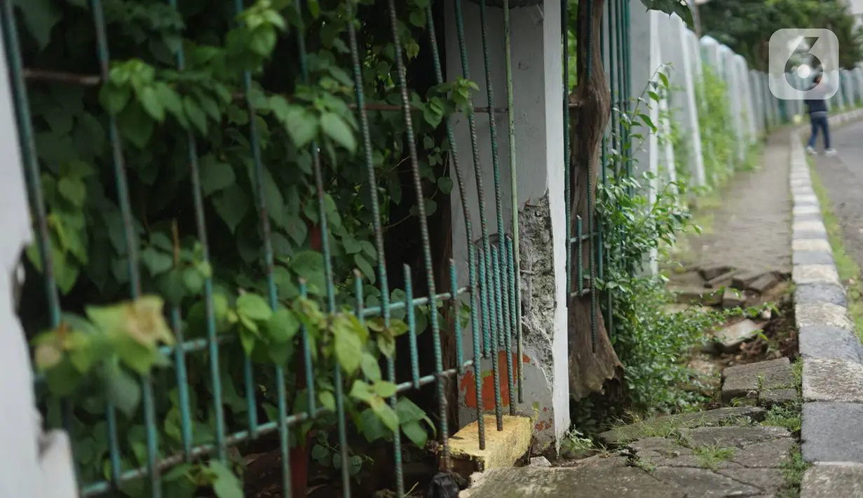 Kondisi pagar yang rusak di Taman Martha Tiahahu, kawasan Blok M, Jakarta, Selasa (18/2/2020). Keasrian dan kenyamanan taman yang memiliki luas 20.960 meter persegi tersebut dinilai terbengkalai dan tak layak menjadi taman kota karena tidak terawat. (Liputan6.com/Immanuel Antonius)