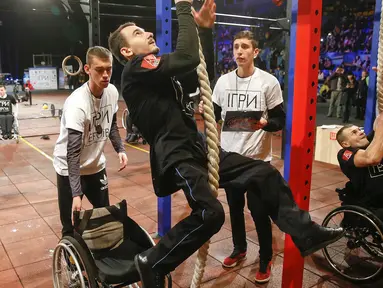Sejumlah veteran Ukraina yang mengalami cacat fisik mengikuti kompetisi crossfit di Kiev, Ukraina, Sabtu (24/12/2016). Crossfit merupakan jenis fitnes dengan program latihan menggunakan kegiatan sehari-hari. (EPA/Sergey Dolzhenko)