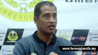 Pelatih Penang FA, Ahmad Yusoff, diskorsing tiga pertandingan akibat rentetan kekalahan timnya. Sanksi skorsing pelatih oleh manajemen klub terbilang aneh untuk sepak bola Indonesia. (Terengganu FA)