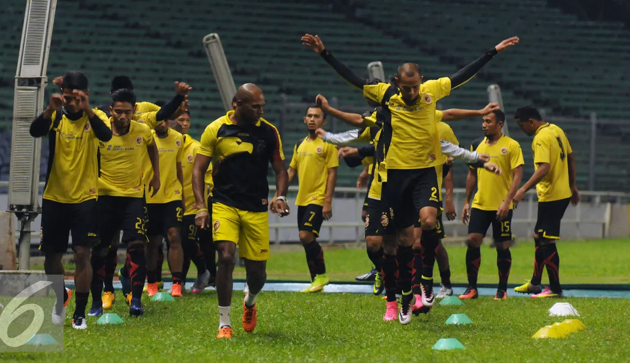Pemain Sriwijaya melakukan pemanasan jelang latihan di Stadion GBK Jakarta, Kamis (23/6/2016). Sriwijaya akan melakoni laga lanjutan Torabika Soccer Championship presented by IM3 Ooredoo kontra Persija, Jumat (24/6). (Liputan6.com/Helmi Fithriansyah)