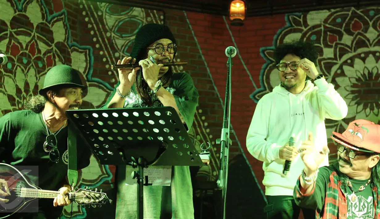 OM PMR membawakan lagu single terbarunya yang berjudul "Too Long To Be Alone" di Jakarta, Rabu (15/3). Single yang merupakan lagu milik Kunto Aji yang diparodikan oleh grup OM PMR dengan judul asli Terlalu Lama Sendiri. (Liputan6.com/Herman Zaharia)