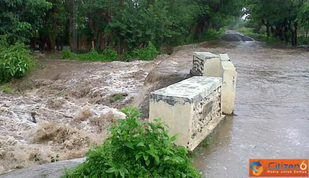 Citizen6, Kilo: Banjir di jalan Kore-Kiwu, Kecamatan Kilo, Kabupaten Dompu, Nusa Tenggara, telah meluap sampai kebadan ruas jalan. (Pengirim: Aji)