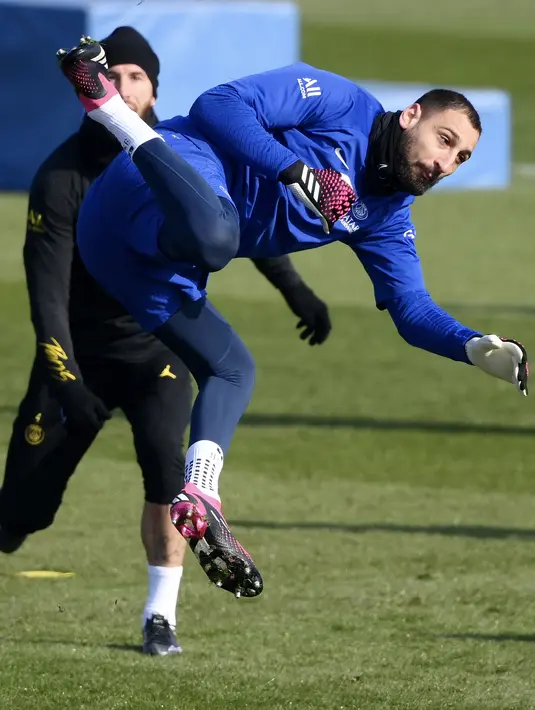 Kiper PSG Gianluigi Donnarumma melompat saat sesi latihan jelang menjamu Nantes pada Liga Prancis, di tempat latihan klub di Saint-Germain-en-Laye, sebelah barat Paris, Jumat (3/3/2023). PSG memiliki misi memperlebar jarak dari Marseille yang merupakan rival terdekatnya di klasemen Liga Prancis 2022-23. (Photo by FRANCK FIFE / AFP)