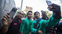 Pemain timnas Indonesia, Andik Vermansah, diserbu warga yang mengajaknya foto bareng usai latihan jelang laga persahabatan melawan Malaysia di Hotel Alana, Solo, Jawa Tengah, Selasa (6/9/2016). (Bola.com/Vitalis Yogi Trisna) 