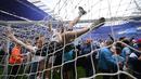 Suporter melakukan selebrasi diatas jaring gawang di Stadion Etihad. (AFP/Oli Scarff)