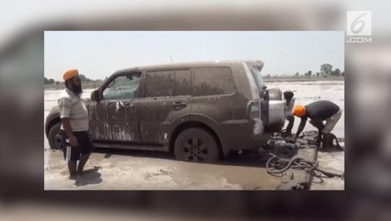 Mobil SUV Dijadikan Alat Membajak Sawah 