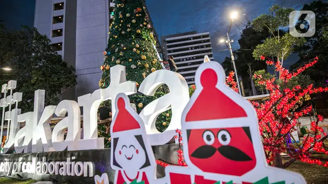 Kawasan Kuliner Thamrin 10 Berhias Pohon Natal Setinggi 12 Meter