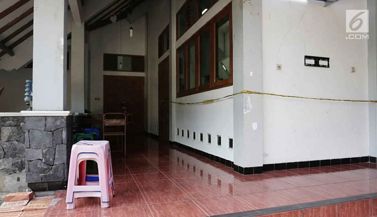 Garis polisi terpasang mengelilingi bangunan usai penyerangan Gereja St Lidwina Bedog, Sleman, Yogyakarta, Minggu (11/2). (Liputan6.com/Arya Manggala)