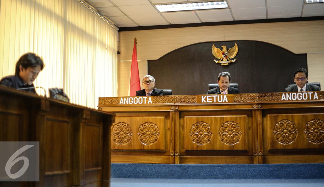 Pimpinan Sidang, Yhannu Setyawan (tengah) membacakan putusan di Komisi Informasi Publik, Jakarta, Rabu (29/7/2015). Sidang dengan agenda dokumen pemecatan Letjen Prabowo Subianto antara Pemohon KontraS dan termohon Mabes TNI. (Liputan6.com/Faizal Fanani)
