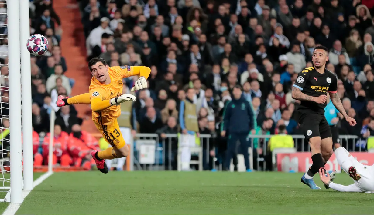 Pemain Manchester City Gabriel Jesus (kanan) mencetak gol ke gawang Real Madrid pada leg pertama babak 16 Liga Champions di Stadion Santiago Bernabeu, Madrid, Spanyol, Rabu (26/2/2020). Manchester City menang 2-1. (AP Photo/Bernat Armangue)