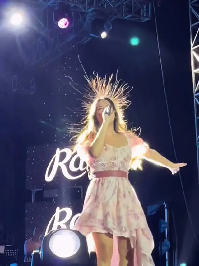 Rambut Musisi Berdiri Saat Konser