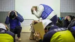 Warga bergerak melalui Stasiun Kereta Bawah Tanah Toei Higashi-Nakano selama latihan keamanan untuk evakuasi warga dan lainnya ke stasiun bawah tanah setelah J-Alert dikeluarkan, di Tokyo pada tanggal 15 Januari 2024. (Takashi Aoyama/POOL/AFP)