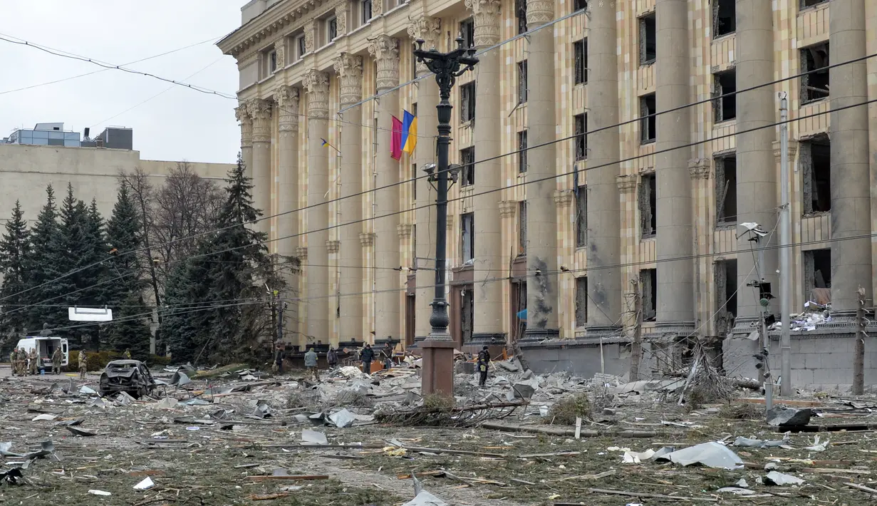 Pandangan umum menunjukkan balai kota Kharkiv yang rusak dan hancur akibat penembakan pasukan Rusia pada 1 Maret 2022. Alun-alun pusat kota terbesar kedua Ukraina, Kharkiv, ditembaki oleh pasukan Rusia -- menghantam gedung pemerintahan lokal -- kata gubernur Oleg Sinegubov. (Sergey BOBOK / AFP)