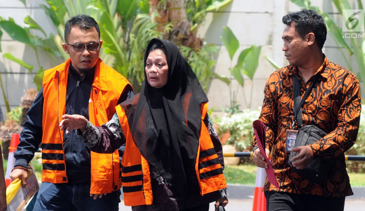 Anggota DPRD Sumut nonaktif Helmiati (tengah) dan Ketua Fraksi PAN DPRD Lampung nonaktif Agus Bhakti Nugroho (kiri) tiba di Gedung KPK, Jakarta, Rabu (31/10). Keduanya akan menjalani pemeriksaan lanjutan. (Merdeka.com/Dwi Narwoko)