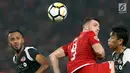 Pemain Persija, Marko Simic berebut bola dengan dua pemain Home United pada laga kedua Semifinal Zona Asia Tenggara Piala AFC 2018 di Stadion GBK, Jakarta, Selasa (15/5). Persija kalah 1-3 dan tersingkir. (Liputan6.com/Helmi Fithriansyah)