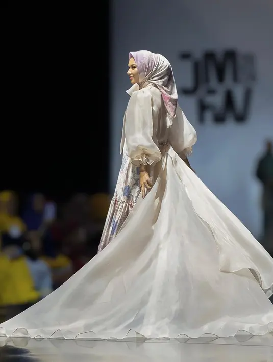 Dress flowy panjang yang membalut tubuh Indah Permatasari ini dibuat dari bahan satin, sehingga berkilauan. [Foto: Instagram/indahpermatas]