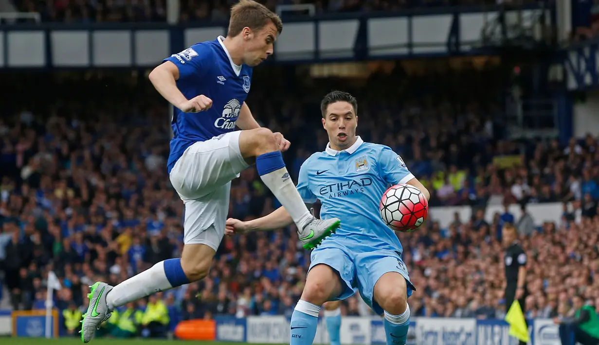 Bek Everton Seamus Coleman saat beradu bola dengan Gelandang Manchester City Sair Nasri pada pertandingan Liga Premier Inggris di Stadion Goodison Park, Inggris, Minggu (24/8/2015). City berhasil menaklukan Everton 2-0. (Reuters/Andrew Yates)