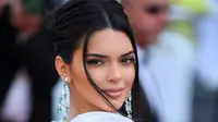 Pakai Baju Menerawang, Kendall Jenner Tampil Seksi di Cannes 2018