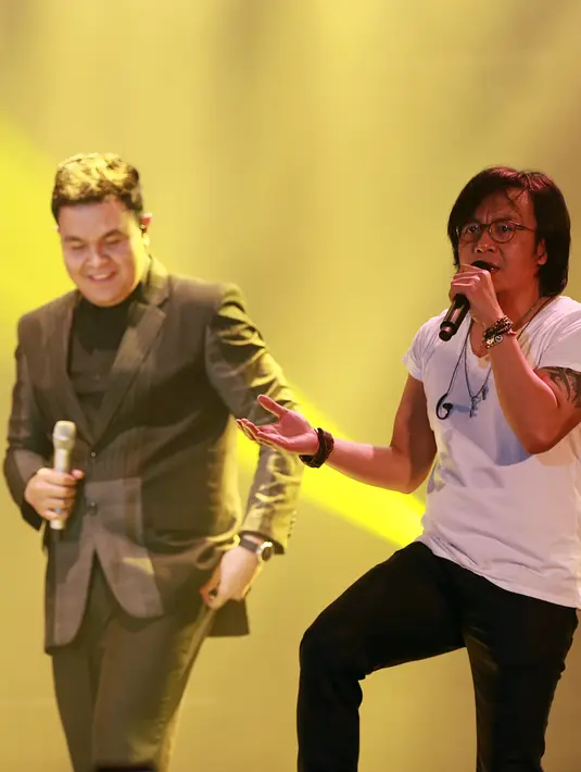 Ketika  Ari Lasso tampil di konser  Dua Ruang bersama Tulus yang digelar di Istora Senayan, Jakarta, Ahad, 4 Oktober 2015, para perempuan muda langsung menyambutnya dengan antusias. (Deki Prayoga/Bintang.com)